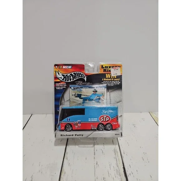 2002 Hot Wheels Racing NASCAR Luxury Rides Richard Petty Motor Coach #B0545 NIP