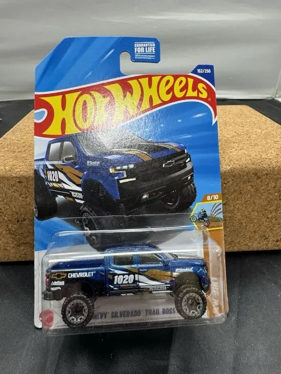 2025 Hot Wheels '19 Chevy Silverado Trail Boss LT Blue #152 HW Dirt 8/10 HYY97