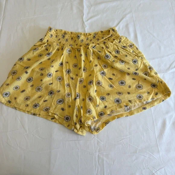 Belle Du Jour Yellow Daisy Floral Smocked Waist Rayon Shorts Misses Large