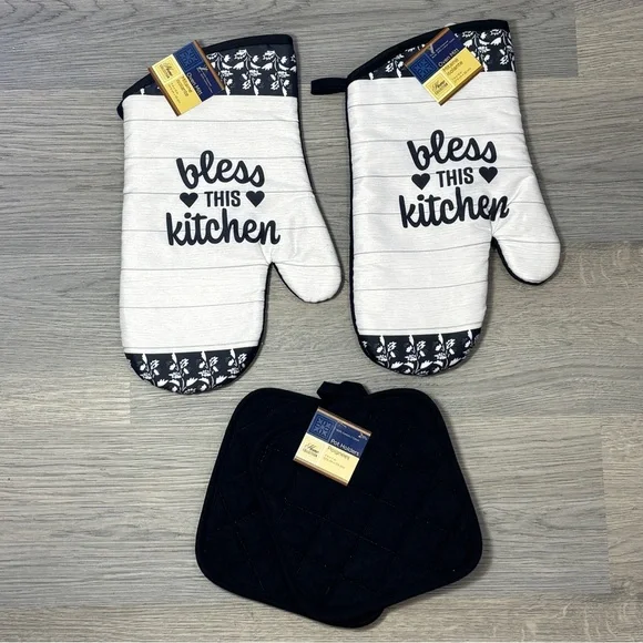 Bless this Kitchen  Oven Mitts & Black‎ Pot Holders NEW