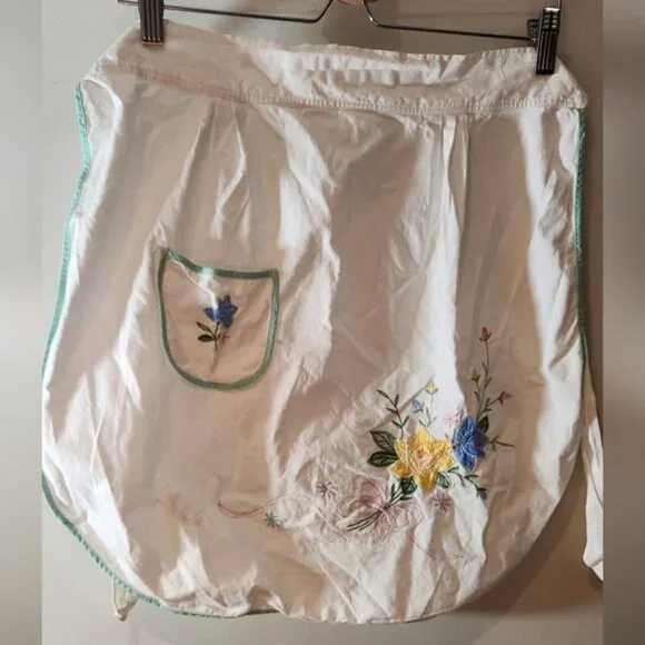Embroidered Floral Apron with Pocket Small/medium‎