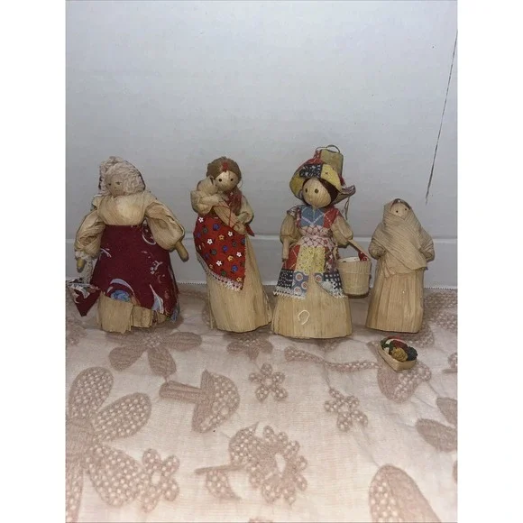Lot of 4 Handcrafted VTG Corn Husk Dollhouse Dolls Grandmother‎ , Mother Child