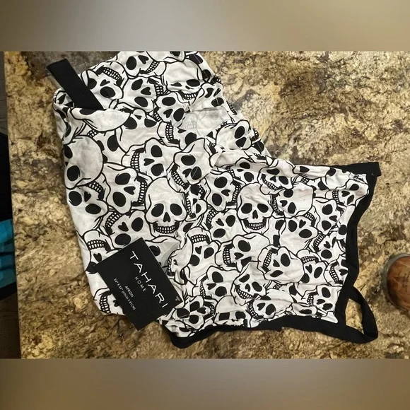 Tahari home skulls kitchen apron - Brand new 24”x32”