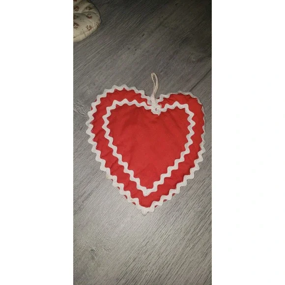 Vintage heart shaped pot holder, Red and white. 1970s