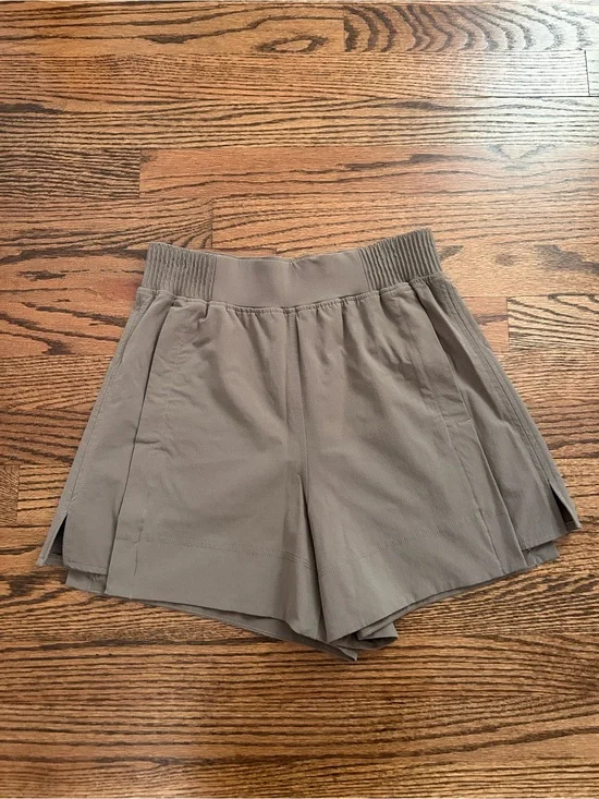 Women’s Lululemon Stretch Woven Relaxed-Fit High-Rise Short 4