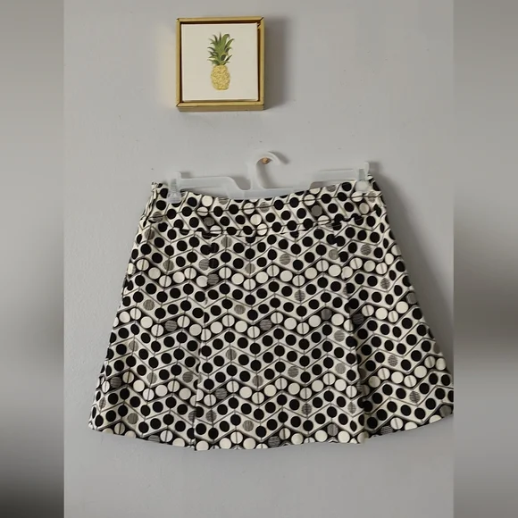 Golf skort Liz  Size 8 Color Black And Beige Zipper One Side Good Condition