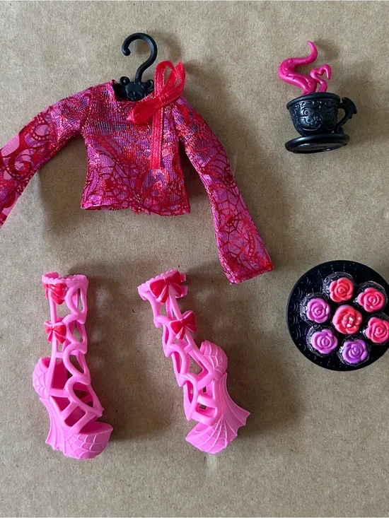 Monster High Skulltimate Secrets Garden Mysteries Draculaura Doll Set Accessorie
