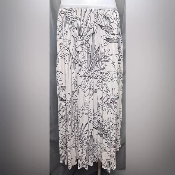 Babaton Pleated Cream and Black Floral Print Midi Pull Up Skirt Size Small
