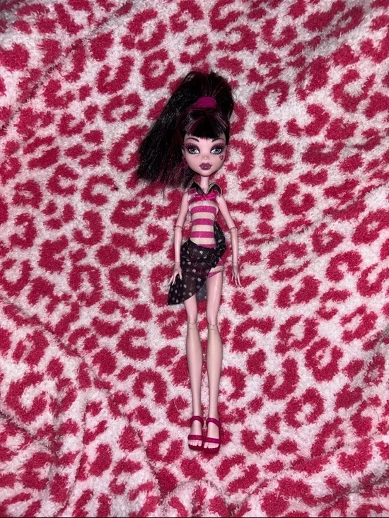 Skull Shores Draculaura Doll