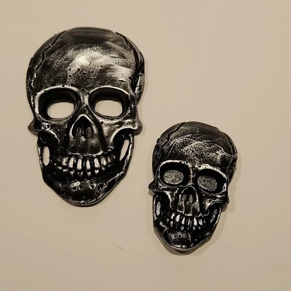 2 SKULL PIRATE MAGNETS