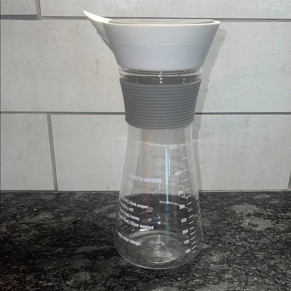 Pampered Chef salad dressing  Carafe with White Lid Recipe included on jar.