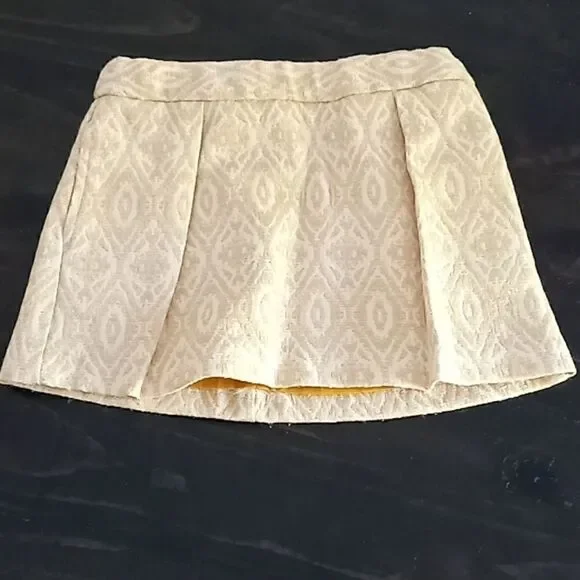 GENUINE KIDS FROM OSHKOSH cream skirt size2T