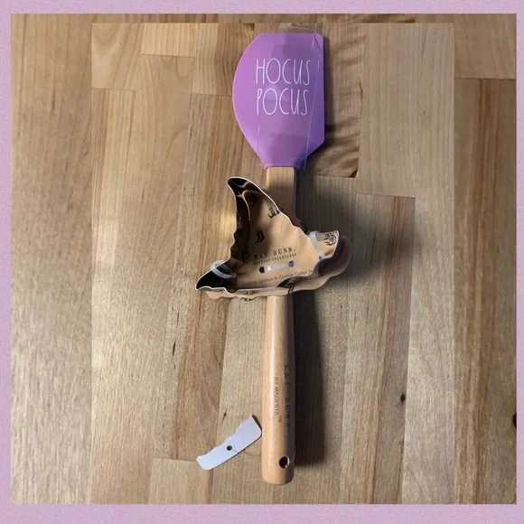 RAE DUNN “HOCUS POCUS” SPATULA COOKIE CUTTER SET