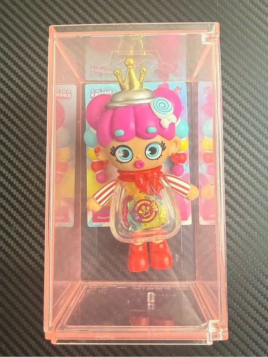 Moose Toys XOX Kweenie Kween of Suga Vinyl Figure Quirky Kweens Doll + Case