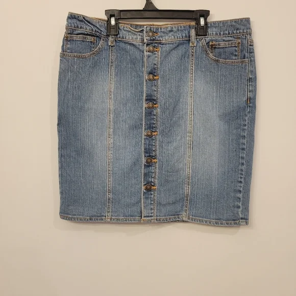 Daisy Fuentes  Button Front Denim Skirt Size 12