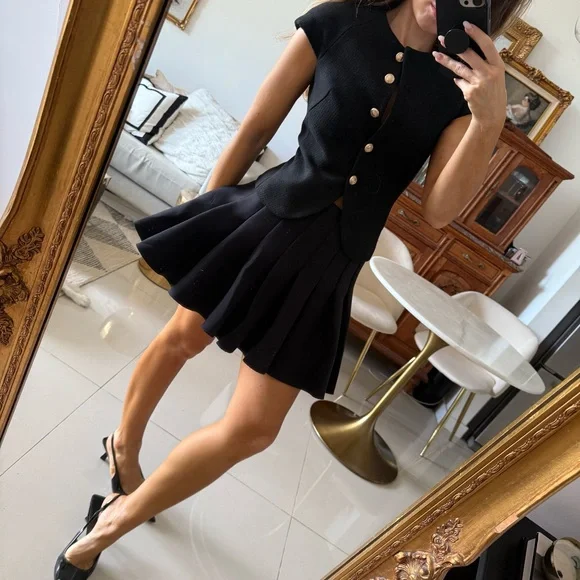 H&M Black Pleated Mini Skirt