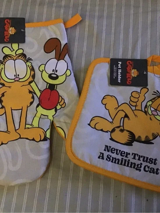 Garfield Oven Mitt and Pot Holder Set in Yellow and White