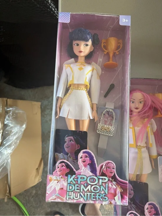 K-Pop Demon Hunters Doll - White & Gold Outfit, Blue Hair