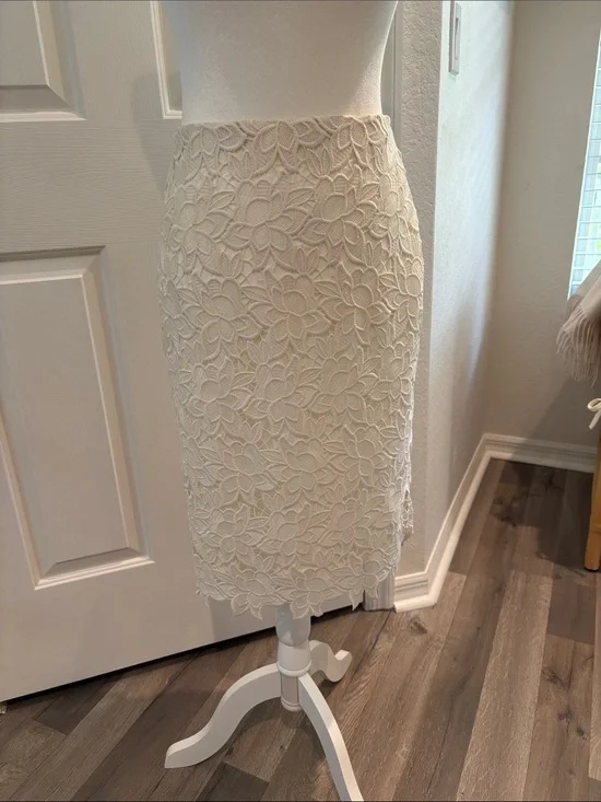 Ann Taylor Ivory Floral Lace Pencil Skirt