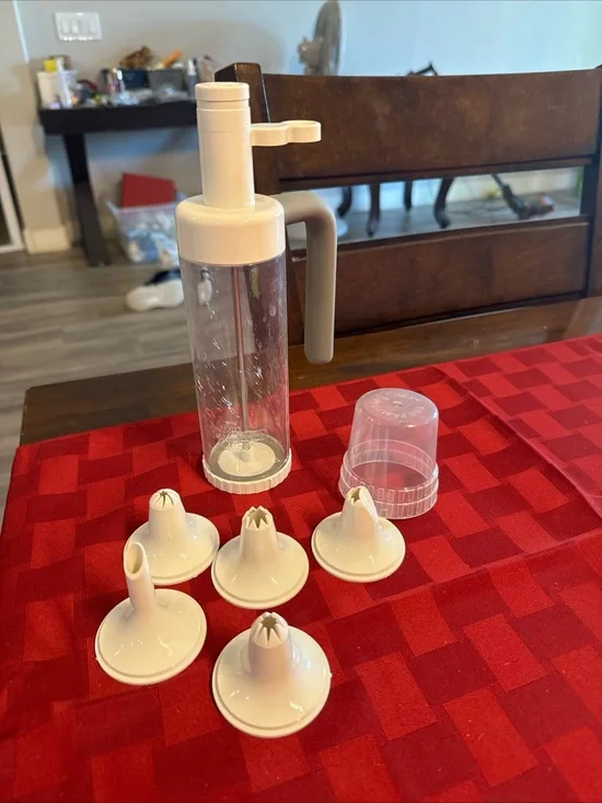 Pampered chef easy accent decorator
