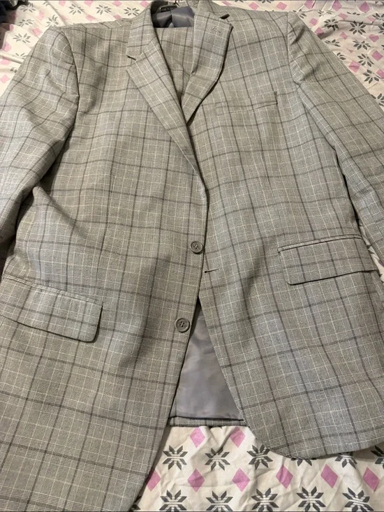 Men's Gray Plaid Two-Button suit 44L
