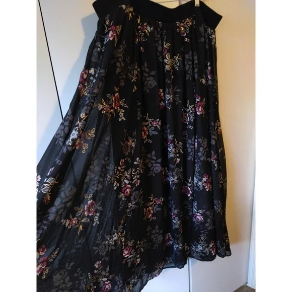 Torrid  Floral Chiffon Maxi Skirt Size 3 Gold Accents Elegant Statement Flowy