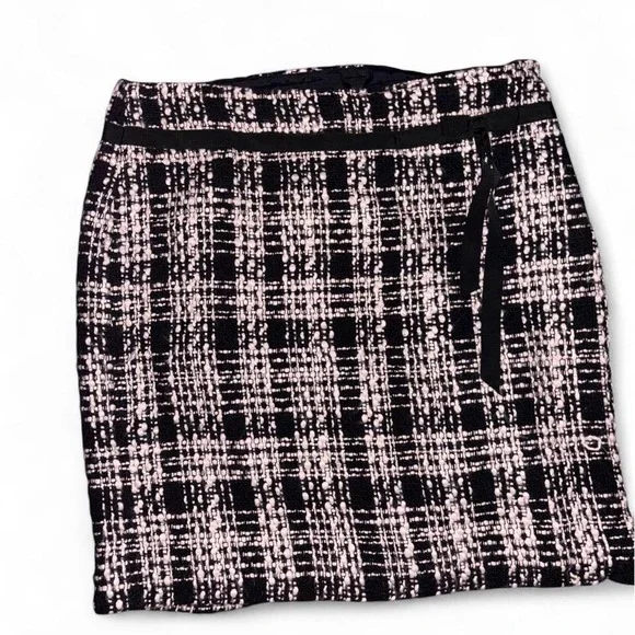 Ann Taylor LOFT Bouclé Plaid Mini Skirt Size 10 Black Blush Pink Preppy Tweed