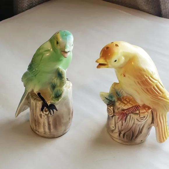 Vintage 1960s birds salt and pepper shakers. Green yellow