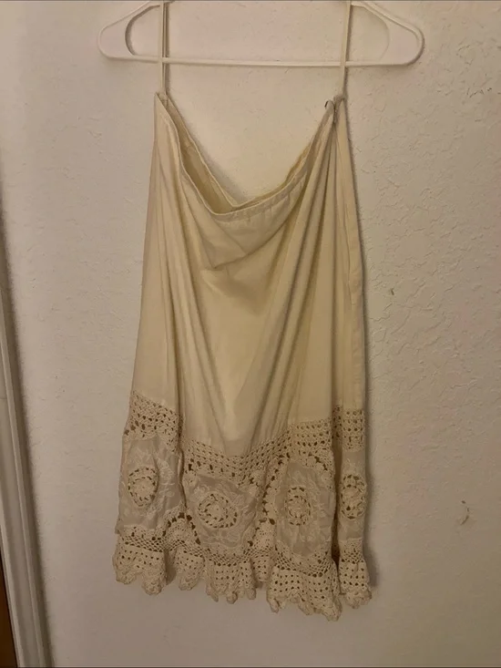 Beautiful cotton and crochet skirt. L Cream