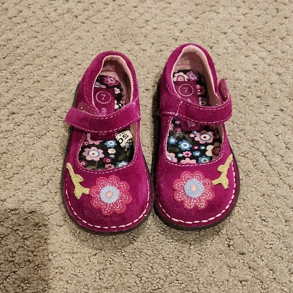 Oshkosh leather girls shoes. Size 7 Excellent shape