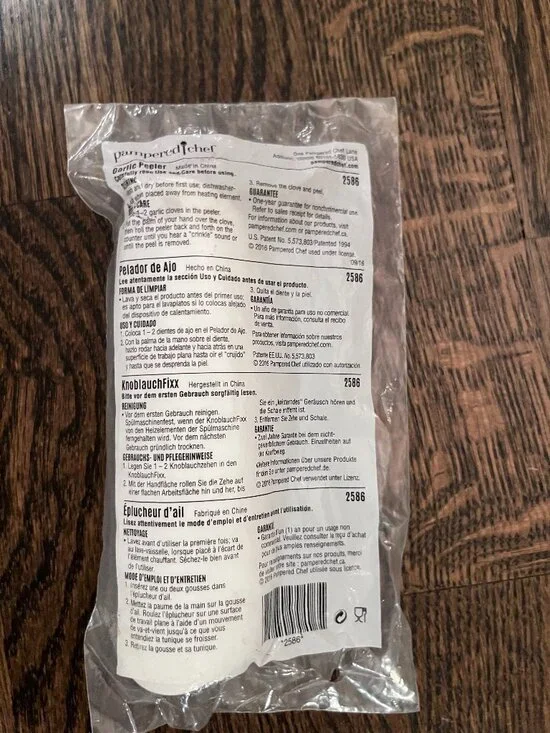 New Pampered Chef Garlic Peeler #2586 - In Original Packaging