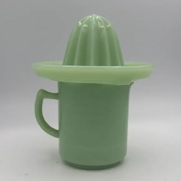VINTAGE Cream Dove Mfg. Co. measuring cup GREEN JADEITE Green JUICER RARE MCM