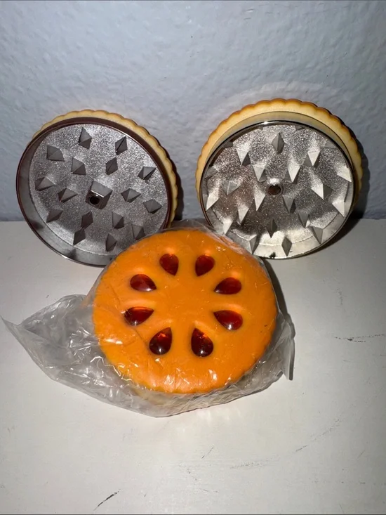 2 NEW WENEED  Novelty Resin Spice Grinders Cookies Shape Magnetic Screw Tight