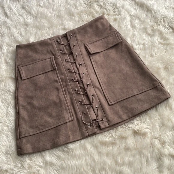 DO+BE skirt faux suede lace up mini with pockets neutral M