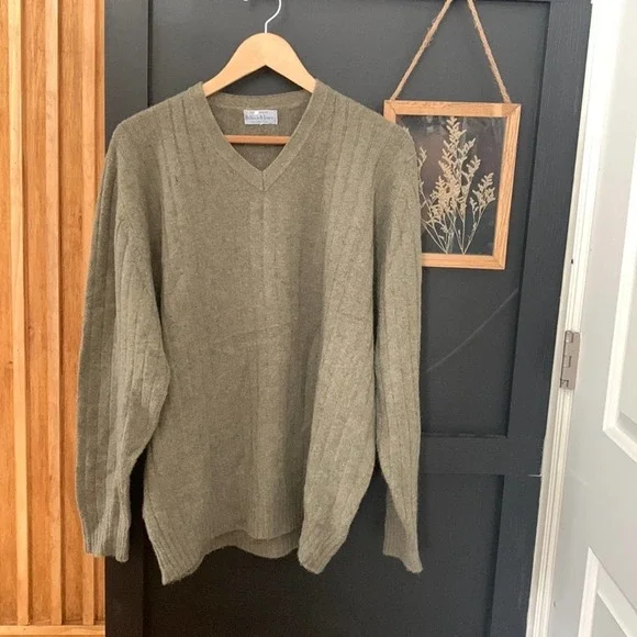 Bullock‎ and Jones 100% cashmere V neck Ribbed Pullover Sweater. L