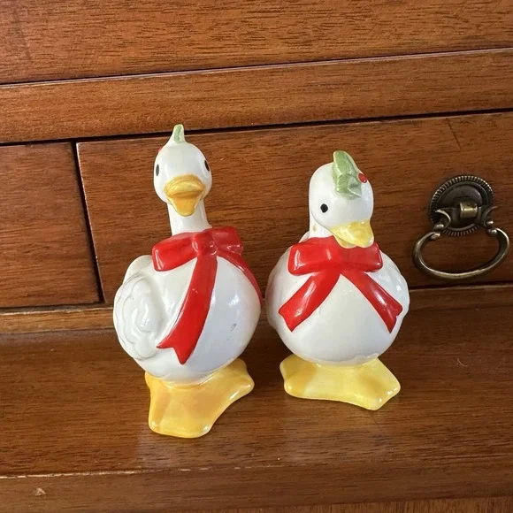 VTG Pair Of‎ Goose Salt & Pepper Shakers Red Bows Holly Christmas Cottagecore