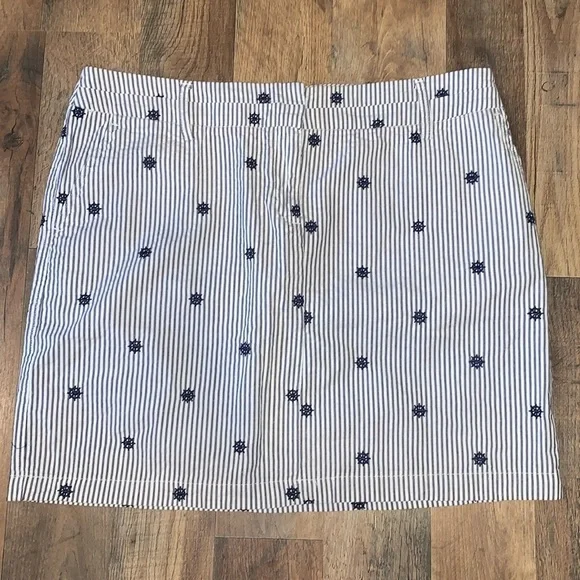British Khaki Nautical Themed Mini‎ Skirt.  Embroidered Ship Wheels.  Size 10