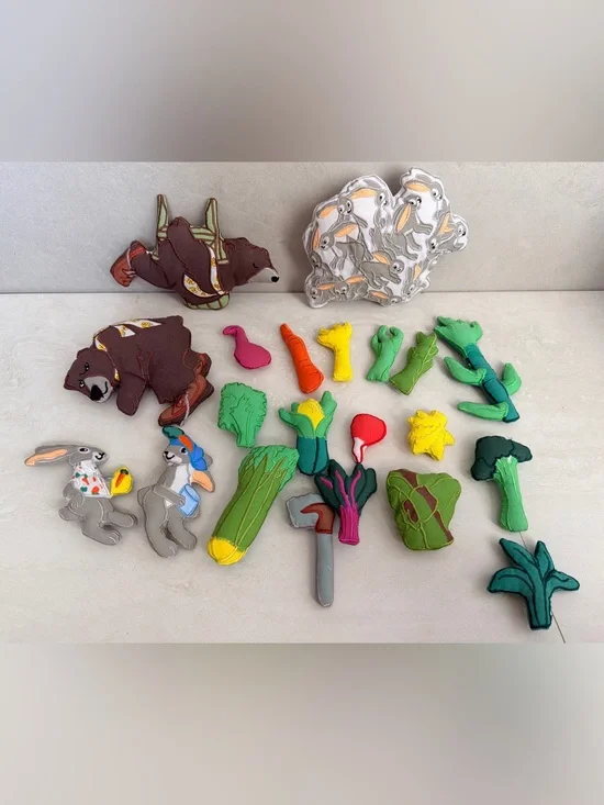 “Tops & Bottoms” Felt Storyboard Kit - 21 Pieces