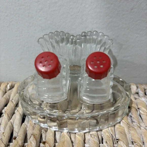 Vintage Clear Pressed Glass Mini Salt Pepper Shakers Red‎ Tops Turkey Tail Tray