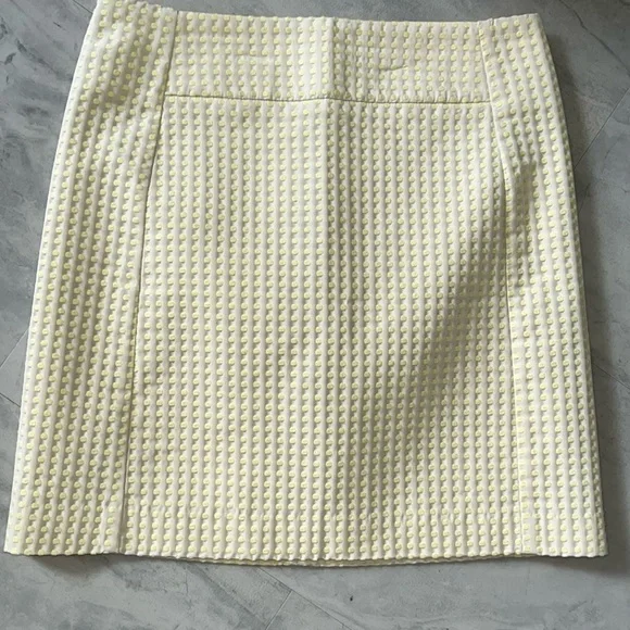 Loft  Mini skirt  Polkadots embroidered in yellow on cream background Lined Sz 4