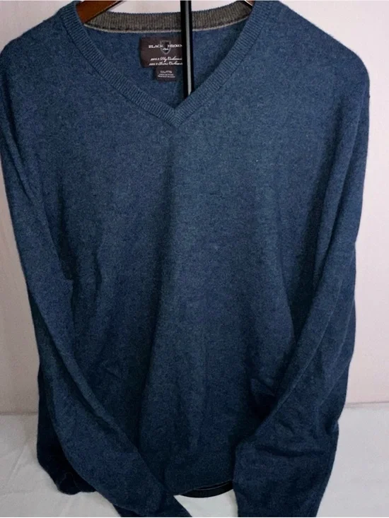 Black Brown V-Neck 2 Ply Cashmere Sweater in Deep Navy Blue