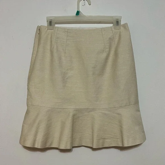 Ann Taylor skirt with slight bottom ruffle. Size 2 Like New C1