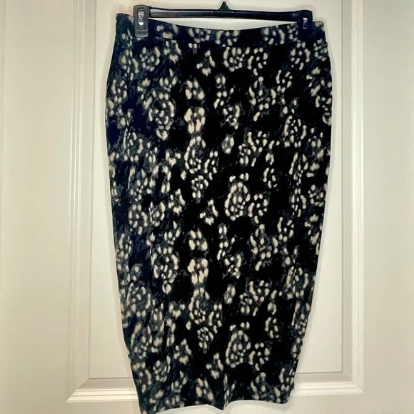Moda International Pencil Skirt W/ Single Side Slit. Black & Taupe  EUC Large