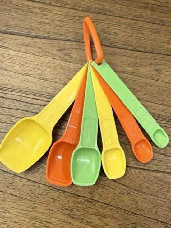 Vintage/Retro TUPPERWARE MEASURING SPOONS
