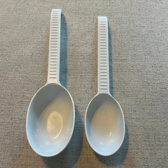 Vintage Weight Watchers Long Handle Measuring Scoops Set 1 Cup & 1/2 Cup White