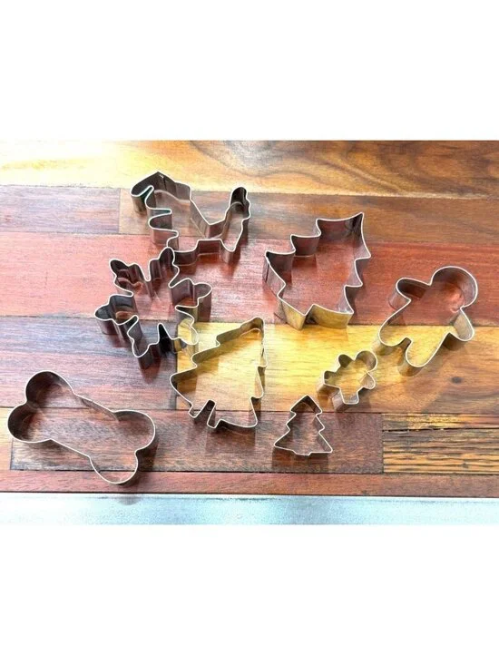 Set of 8 vintage metal cookie cutters, holiday, bakeware