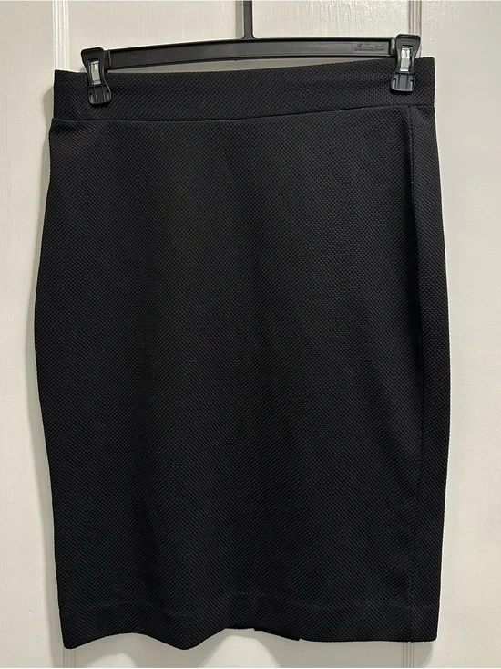 attention: Black Pencil Skirt