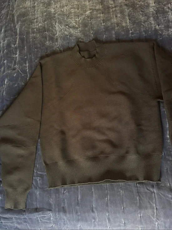 lululemon rare Women’s  Black Crewneck Sweater