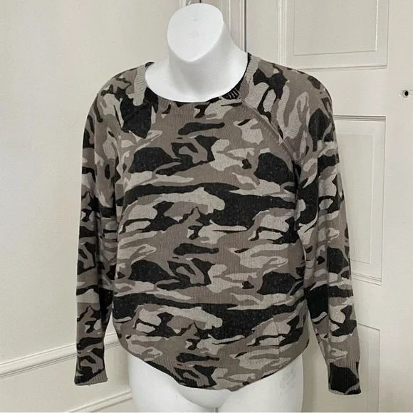 Monrow Camo Crewneck Pullover Sweatshirt in grey army camouflage Lambswool Blend