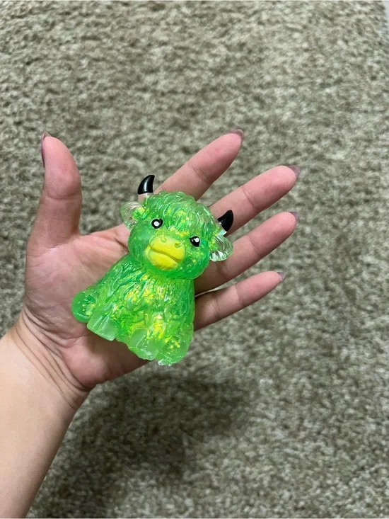 Green Glitter Highland Cow Squeeze Toy – Slow Rising Sensory Fidget